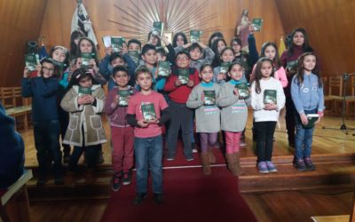 Entrega de la Biblia Catequesis Familiar de Puerto Williams