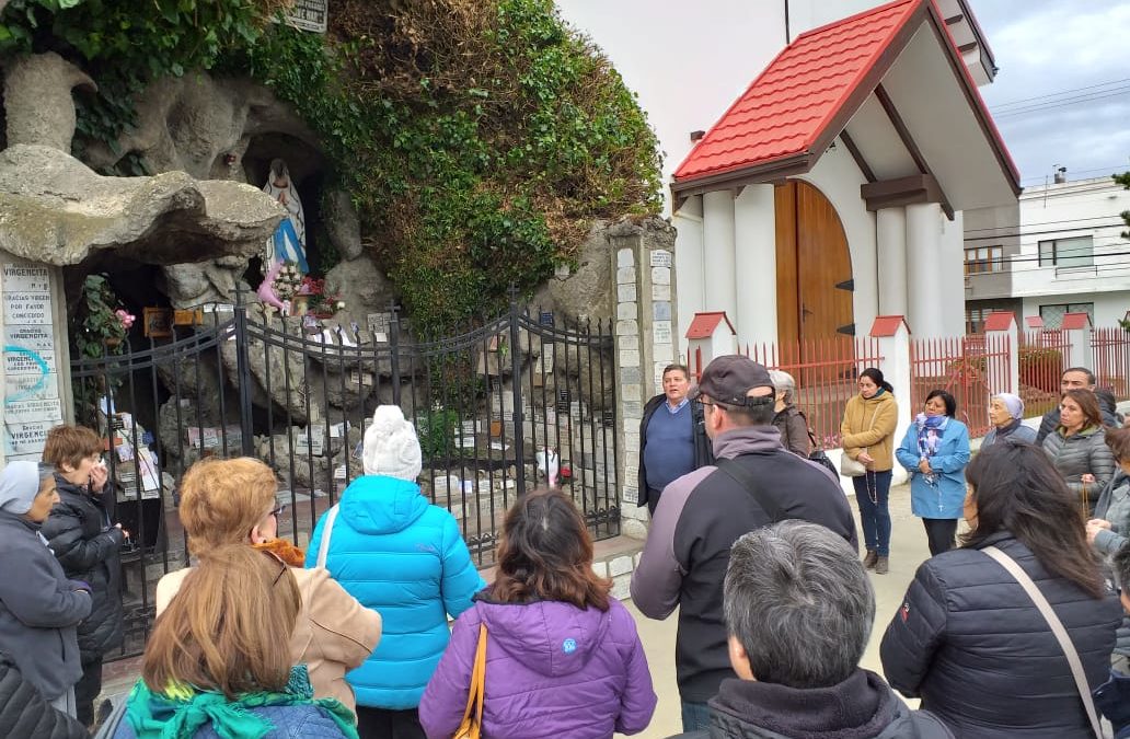 Comunidad de catedral se reúne a orar frente a imagen de la gruta de Lourdes