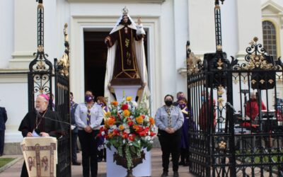 Cientos de fieles católicos desfilaron en honor a la Virgen del Carmen