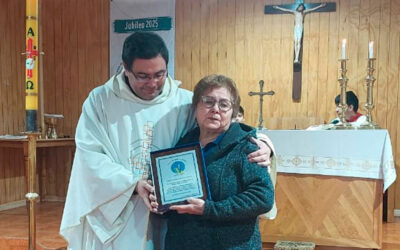 COMUNIDAD PARROQUIAL DE PUERTO WILLIAMS RECONOCE EL SERVICIO GENEROSO DE DOÑA TERESA MUÑOZ