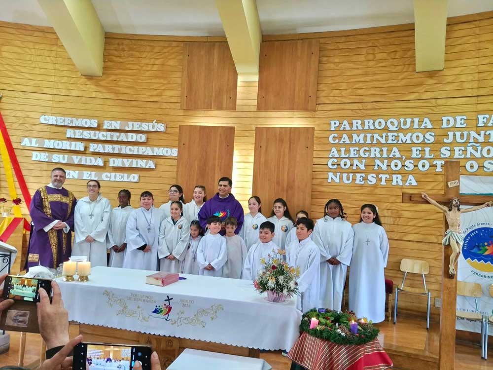 BENDICIÓN DE LAS ALBAS PARA LOS ACÓLITOS DE LA PARROQUIA NUESTRA SEÑORA DE FÁTIMA
