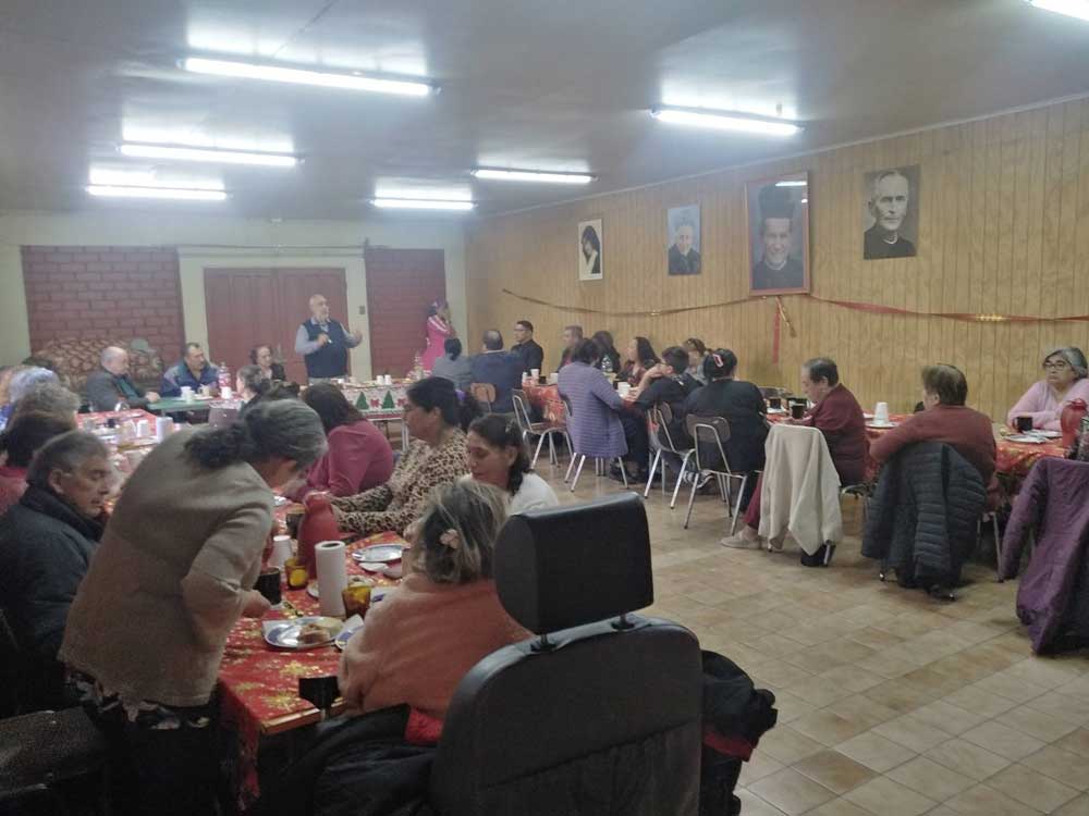 COMPARTIR EN LA PARROQUIA CRISTO OBRERO EN UNA TARDE NAVIDEÑA LLENA DE ALEGRÍA