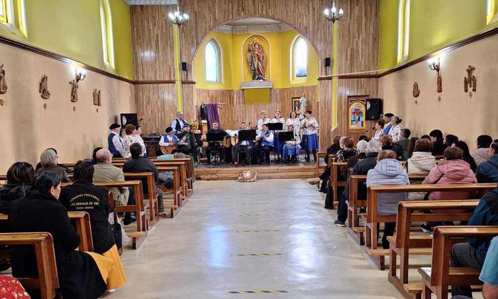 VILLANCICOS Y BAILE EN LA PARROQUIA SAN MIGUEL ARCÁNGEL: UNA FIESTA QUE ACERCA LA NAVIDAD