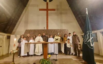 BENDICIÓN DE ALBAS DE ACÓLITOS Y ACÓLITAS EN LA COMUNIDAD ALBERTO HURTADO DE CERRO SOMBRERO