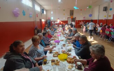 ALEGRE COMPARTIR REUNIÓ A CERCA DE 70 ADULTOS MAYORES EN EL CIERRE DE SU MES EN CRISTO OBRERO